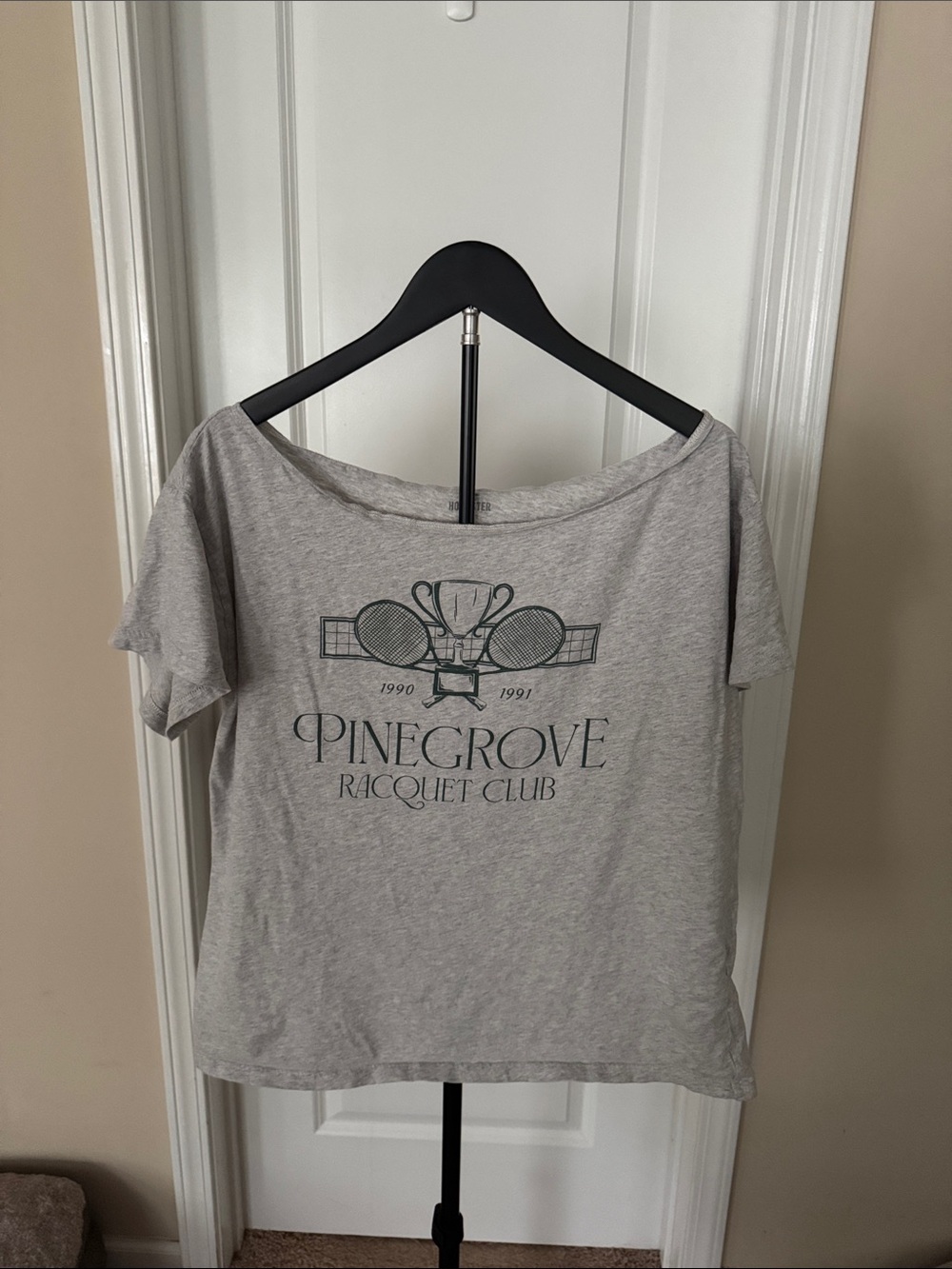 Hollister Pinegrove Racquet Club off the shoulder Graphic Tee — Gray Medium